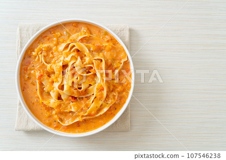 fettuccine pasta with creamy tomato sauce 107546238
