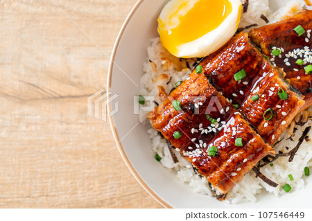 eel rice bowl or unagi rice bowl 107546449