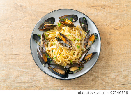 linguine spaghetti pasta vongole white wine sauce linguine spaghetti pasta vongole white wine sauce 107546758