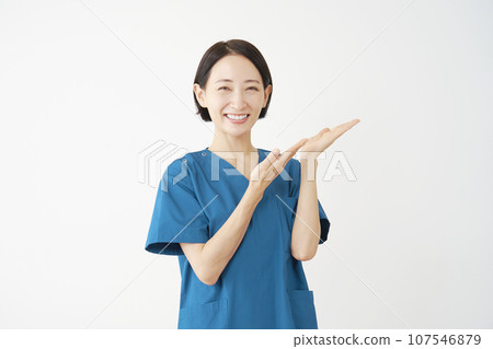 女醫生用手掌指著右側，白色背景 107546879