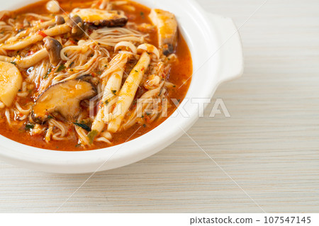 Stir-fried Spicy Mushroom with Tom Yum Soup 107547145