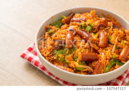 Stir-fried squid or octopus with Korean spicy sauce rice bowl 107547317
