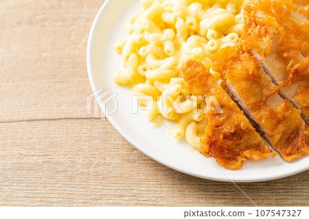 Mac and cheese with fried chicken Mac and cheese with fried chicken 107547327