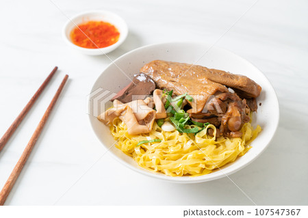 Egg noodles served dry with braised duck 107547367