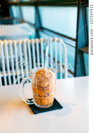Thai tea ice scoop in glass 107547412