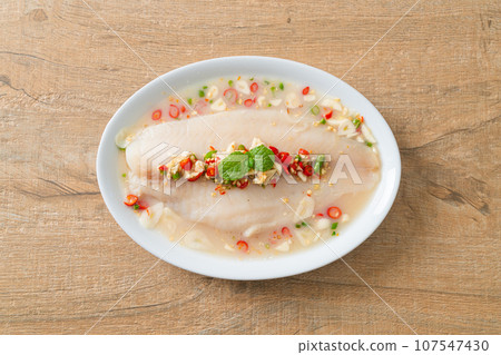 Steamed Fish in Spicy Lemon Sauce 107547430
