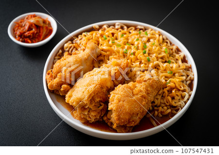 Korean instant noodles with fried chicken or Fried chicken ramyeon 107547431