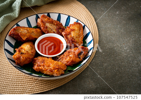 Crispy Fried Chicken with Fish Sauce Crispy Fried Chicken with Fish Sauce 107547525