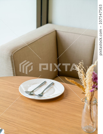 empty white plate on dinning table empty white plate on dinning table 107547563