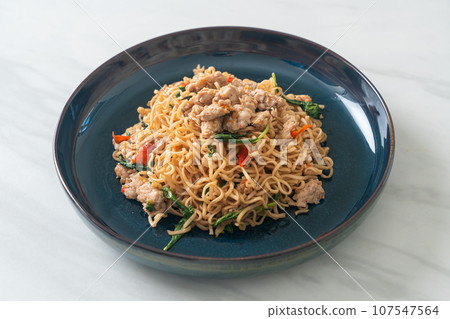 stir-fried instant noodles with basil and minced pork 107547564