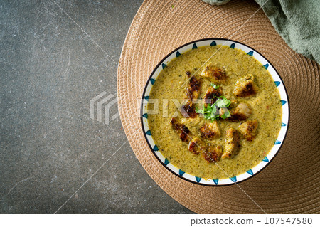 Afghani chicken in green masala curry or Hariyali tikka chicken hara masala 107547580