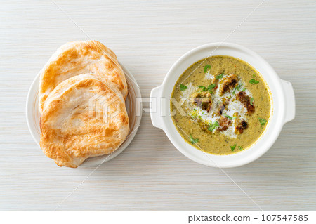 Afghani chicken in green masala curry or Hariyali tikka chicken hara masala with roti or naan bread Afghani chicken in green masala curry or Hariyali tikka chicken hara masala with roti or naan bread 107547585