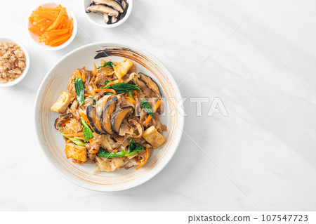 stir-fried noodles with tofu and vegetables 107547723
