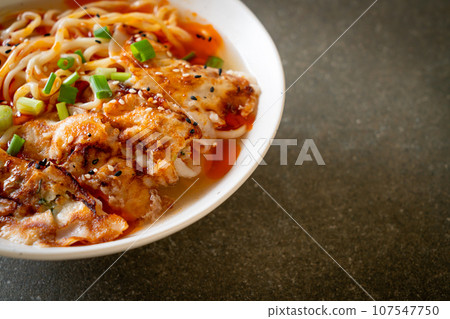 ramen noodles with gyoza or pork dumplings 107547750