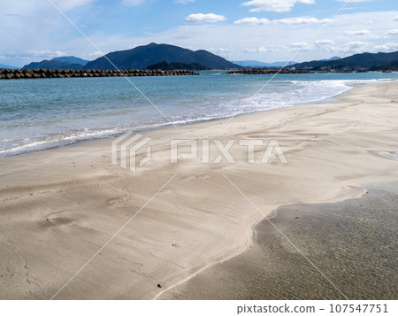 濱名洲公園海灘(美松海灘東側)的海灘和若狹灣的景色。福井縣大井郡高濱町。拍攝於十月。 濱名洲公園海灘(美松海灘東側)的海灘和若狹灣的景色。福井縣大井郡高濱町。拍攝於十月。 107547751