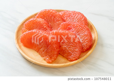 fresh red pomelo fruit or grapefruit 107548011