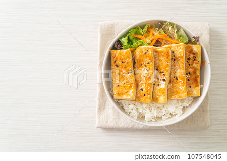 teriyaki tofu rice bowl - vegan food style 107548045