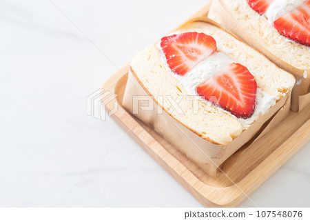 pancake sandwich strawberry fresh cream 107548076