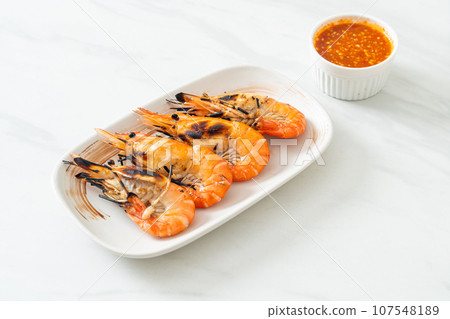 grilled river prawns or shrimps 107548189