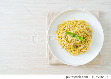 pesto spaghetti pasta - vegetarian food 107548503