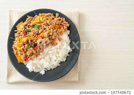stir-fried minced pork with basil and egg topped on rice 107548672