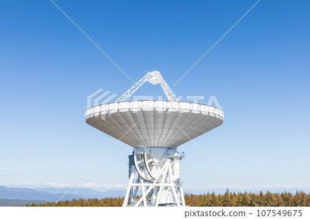「長野縣」電波望遠鏡拋物面天線在晴朗的藍天上熠熠生輝 「長野縣」電波望遠鏡拋物面天線在晴朗的藍天上熠熠生輝 107549675
