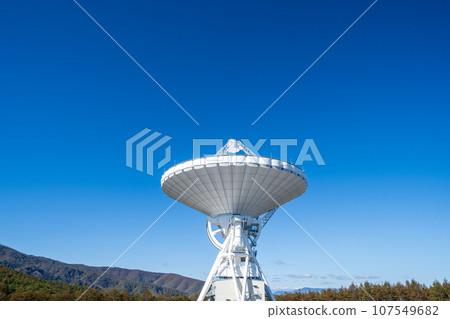 「長野縣」電波望遠鏡拋物面天線在晴朗的藍天上熠熠生輝 107549682