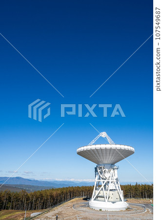 「長野縣」電波望遠鏡拋物面天線在晴朗的藍天上熠熠生輝 107549687