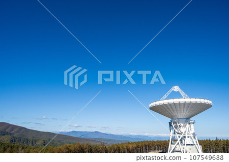 「長野縣」電波望遠鏡拋物面天線在晴朗的藍天上熠熠生輝 107549688