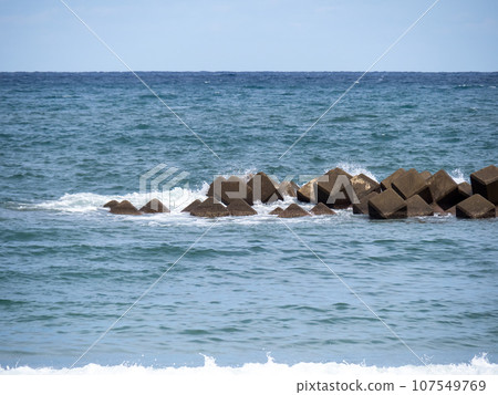 海岸上的消浪塊。福井縣大井郡高濱町若狹灣(日本海)海岸。 海岸上的消浪塊。福井縣大井郡高濱町若狹灣(日本海)海岸。 107549769