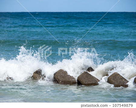 海浪撞擊海岸上的消浪塊，產生浪花。 107549879