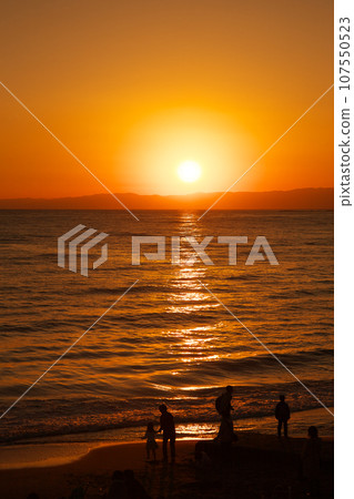 Shonan coast at dusk in autumn - Shichirigahama natural scenery 107550523