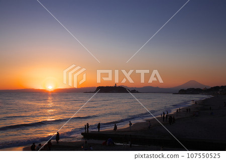 秋天黃昏的湘南海岸-七里濱自然風光 107550525