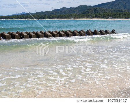 Scenery of the sandy beach and Wakasa Bay at Shiroyama Beach. Takahama Town, Oi District, Fukui Prefecture. 107551417