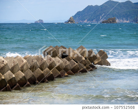 Wave-dissipating block on the coast. The coast of Wakasa Bay in Takahama Town, Fukui Prefecture. (Photo taken in October) Wave-dissipating block on the coast. The coast of Wakasa Bay in Takahama Town, Fukui Prefecture. (Photo taken in October) 107552508