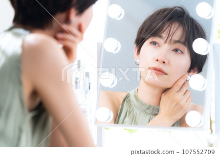 中年婦女在化妝間化妝 107552709