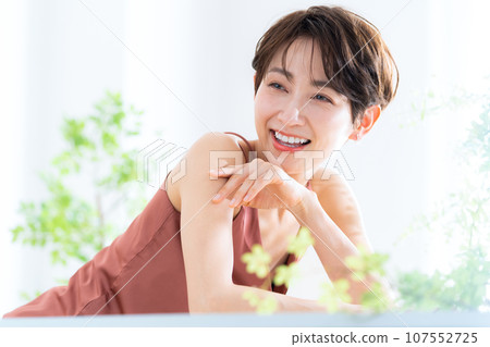中年婦女進行紫外線護理 107552725