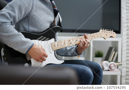 Male hands at home play and tun 107554295