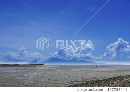 福岡縣柳川市大和墾區的藍天白雲、有明海和雲仙山脈 福岡縣柳川市大和墾區的藍天白雲、有明海和雲仙山脈 107554444