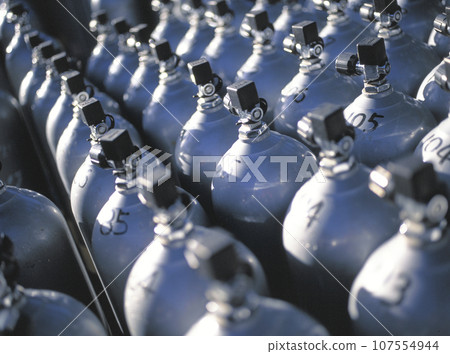 排成一列的水肺潛水氣瓶 107554944