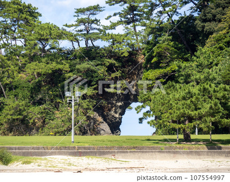 Shiroyama Park and Myogyong-dong seen from the sandy beach of Shiroyama Beach. Takahama Town, Oi District, Fukui Prefecture. 107554997