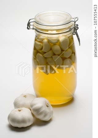garlic wine garlic wine 107555413