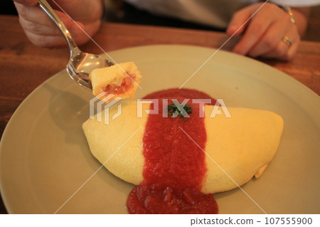 Western restaurant's professional technique: fluffy omelette rice 107555900