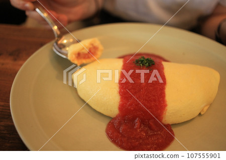beautiful omelette rice 107555901
