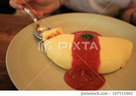 Beautiful omelette rice from a delicious Western restaurant Beautiful omelette rice from a delicious Western restaurant 107555902