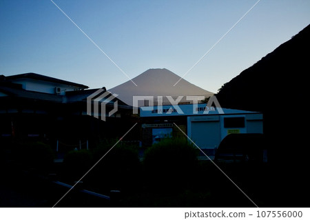 從忍野八海眺望夏季的富士山 107556000