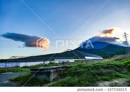 Turkey-shaped clouds fly towards Mt. Iwate Turkey-shaped clouds fly towards Mt. Iwate 107556015