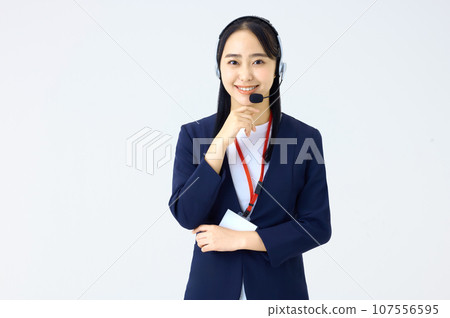 站在白色堀前的年輕女操作員 站在白色堀前的年輕女操作員 107556595
