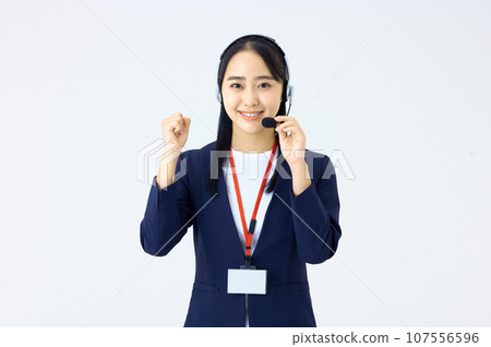 站在白色堀前的年輕女操作員 站在白色堀前的年輕女操作員 107556596