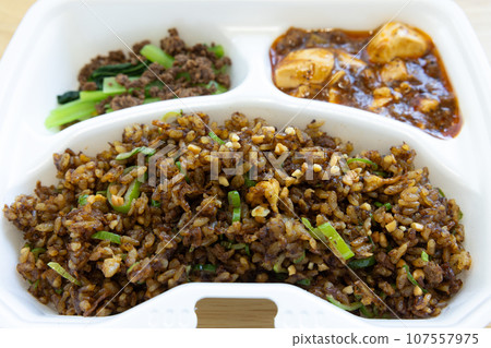 美味的中國醬油炒飯外賣 美味的中國醬油炒飯外賣 107557975